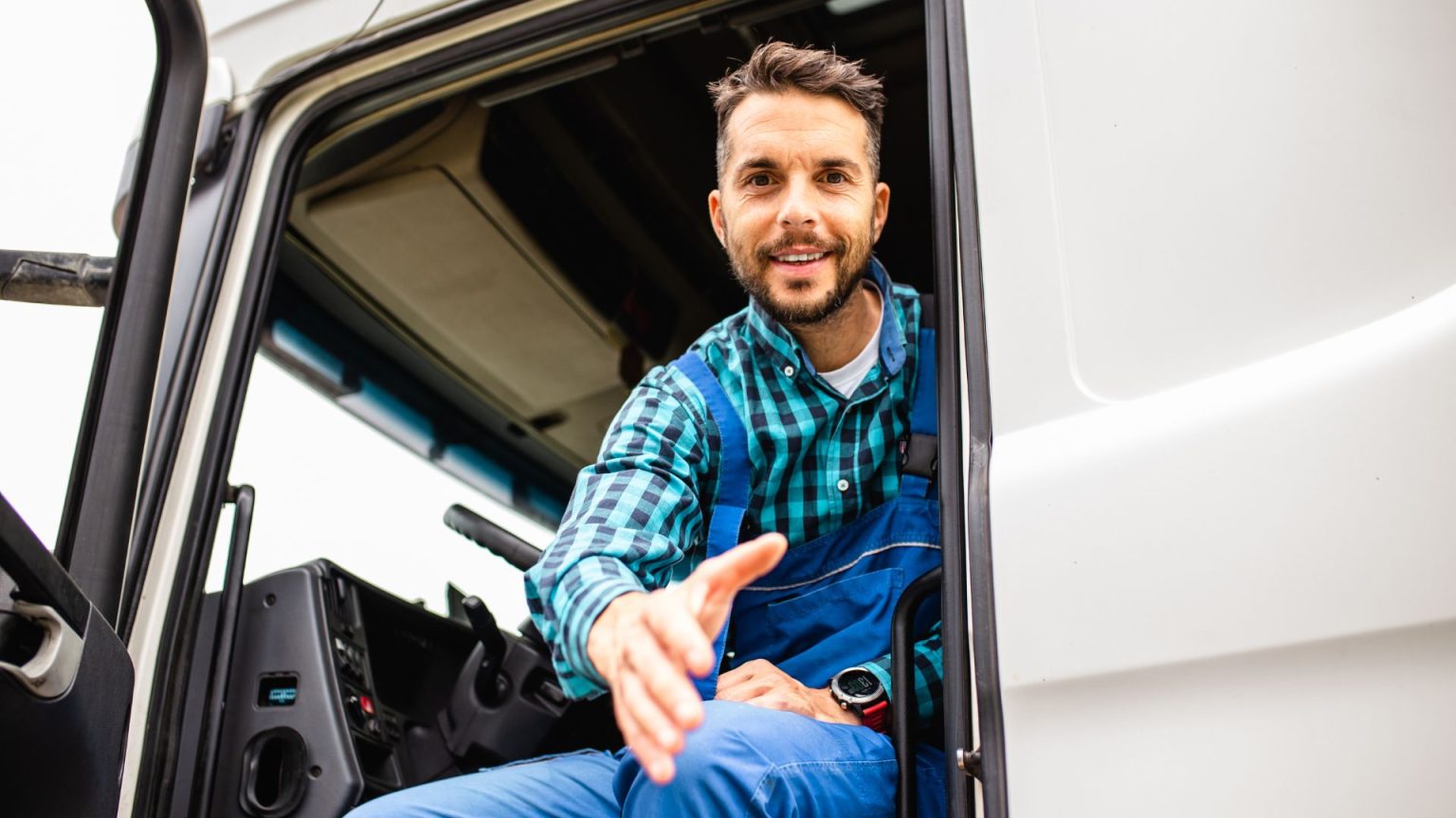 How to Create a Truck Driver Training Program That Works - TrackFive
